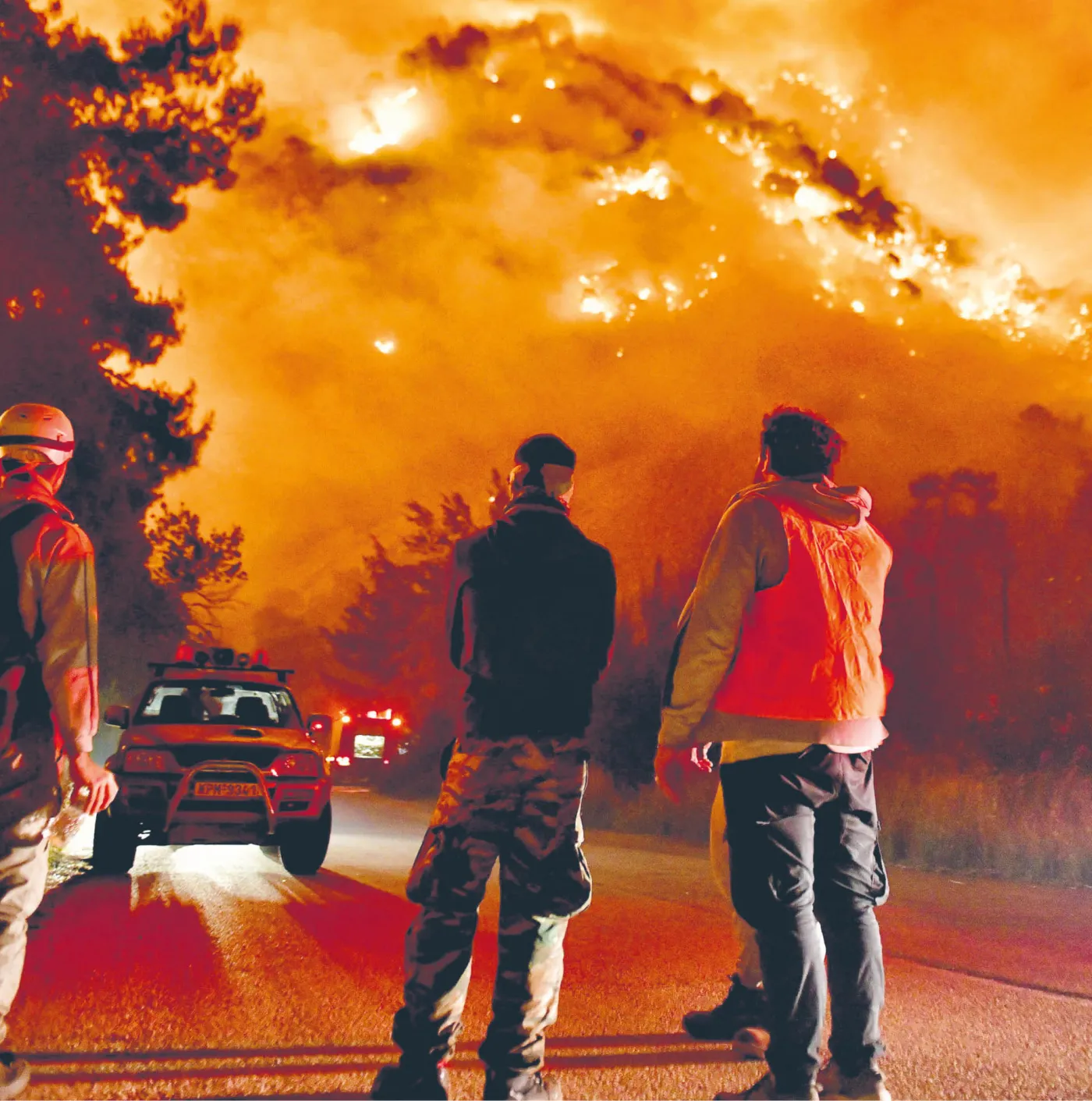 Wiosną i latem Grecję nawiedziła seria katastrofalnych pożarów (na zdj.). W czasie letniej fali upałów zginęło w nich prawie 30 osób. Z żywiołem kolejny rok zmagały się też inne kraje południowej Europy, ale także mieszkańcy Kazachstanu, Hawajów, Kanady czy Chile