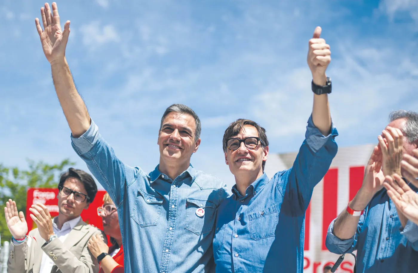 Premier Pedro Sánchez i kandydat w katalońskich wyborach Salvador Illa na wiecu PSC w Barcelonie. 4 maja 2024 r.