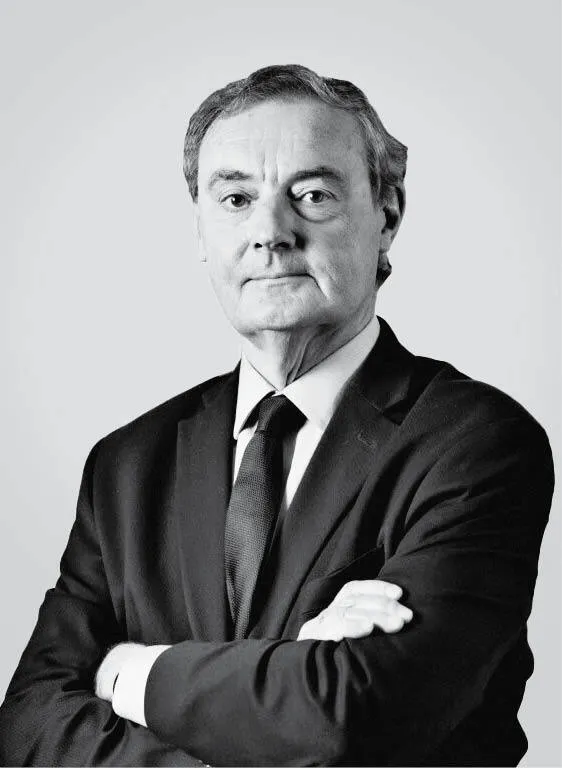 David O’Sullivan, irlandzki dyplomata, specjalny przedstawiciel Unii Europejskiej ds. wdrażania sankcji, wcześniej ambasador UE w Waszyngtonie (2014–2019), szef dyrekcji generalnej ds. handlu w Komisji Europejskiej (2005–2010), sekretarz generalny KE (2000–2005)