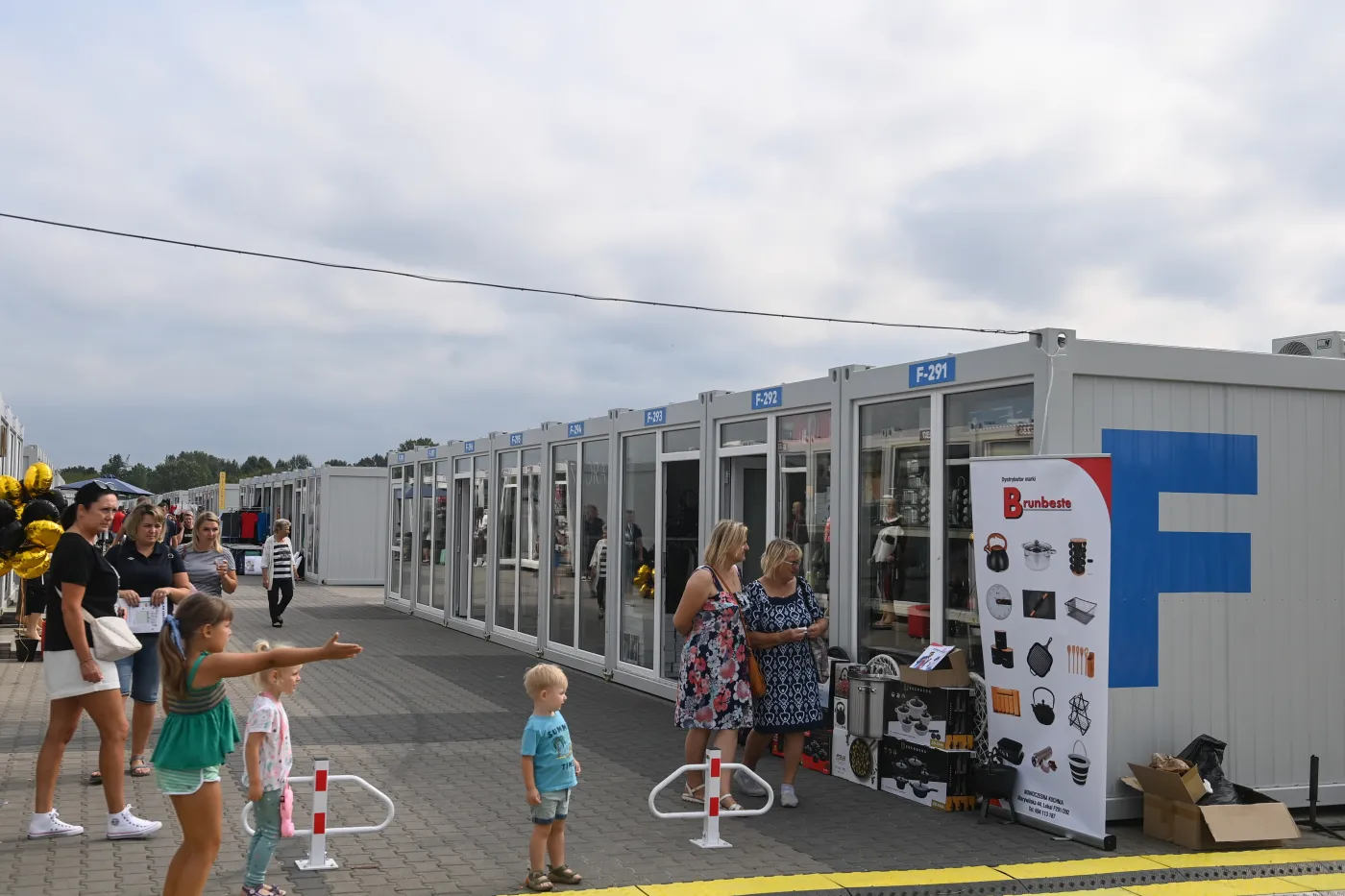 Marywilska 44 spłonęła, ale odradza się na nowo. Setki sklepów wracają do życia