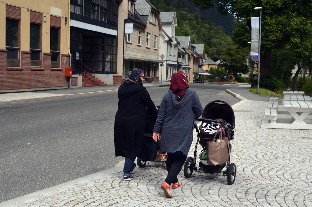 Migranci zarobią krocie. Nawet 130 tys zł. za opuszczenie kraju