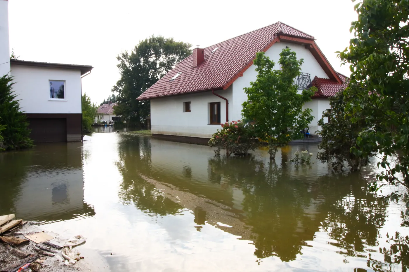 Spekulanci chcą zarobić na powodzi. Szybki wzrost cen żywności, wody i kaloszy