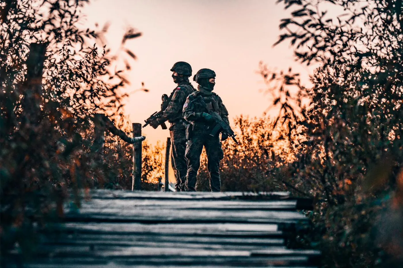 Żołnierze pełniący służbę na granicy.