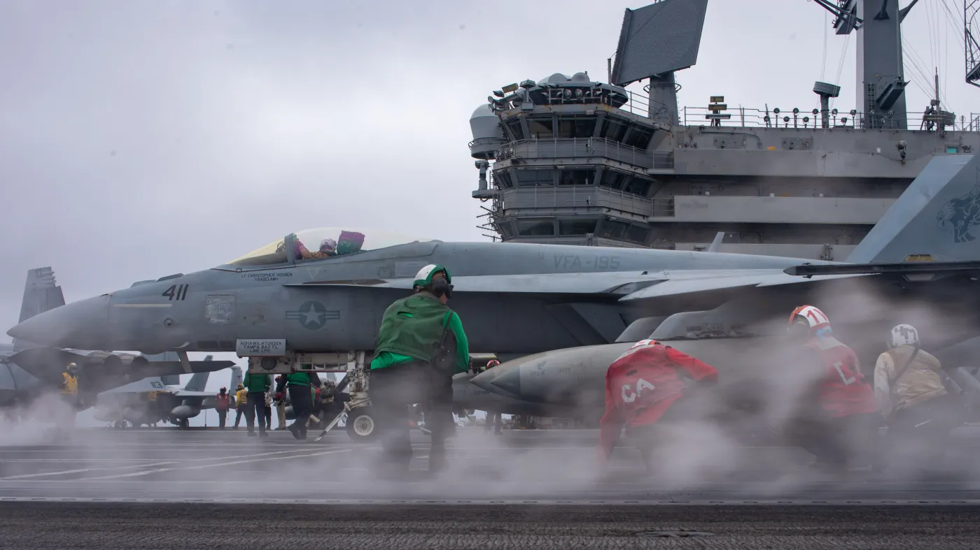 Samolot F/A-18F Super Hornet podczas startu z pokładu USS Ronald Reagan (CVN-76)