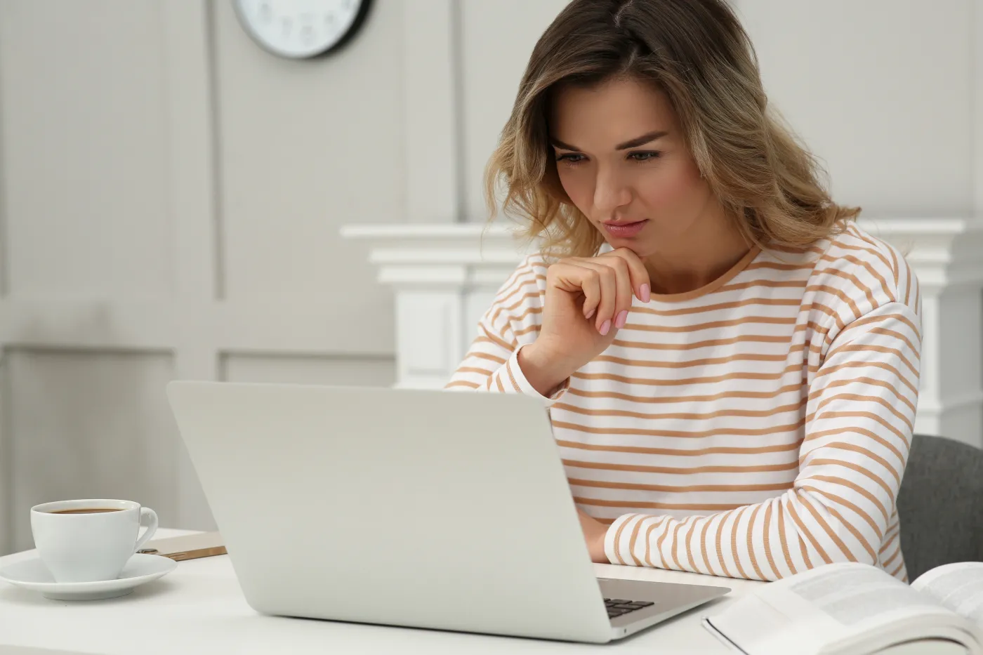 Kobieta rozwiązuje quiz na Dziennik.pl