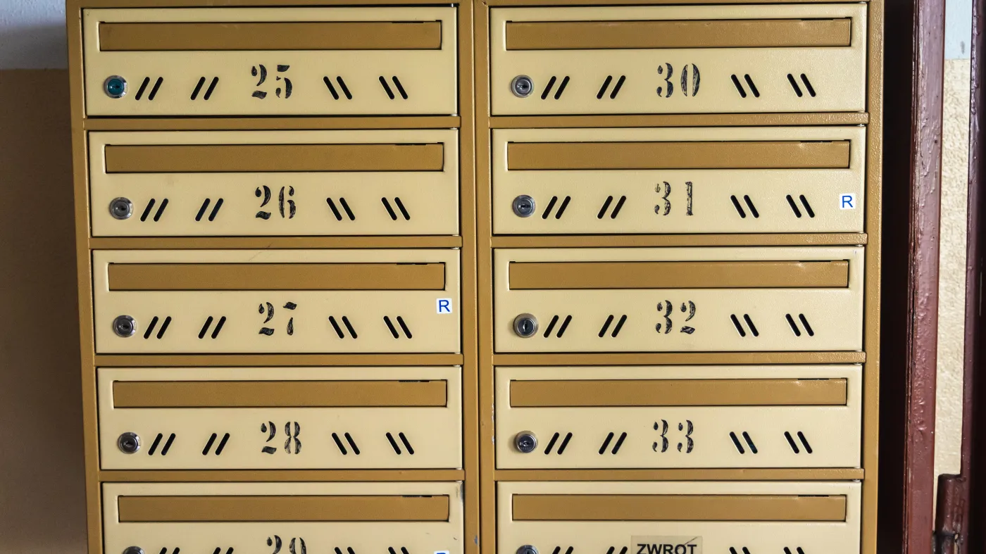 Naklejka "R" na skrzynce pocztowej. Co oznacza i jak ją zdobyć?