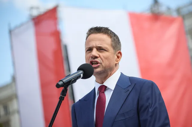 Dwa marsze w centrum Warszawy. Trzaskowski i Nawrocki walczą o głosy