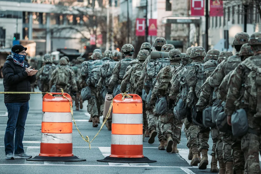 Stan wyjątkowy dla imigrantów w USA. Trump do masowych deportacji wykorzysta wojsko