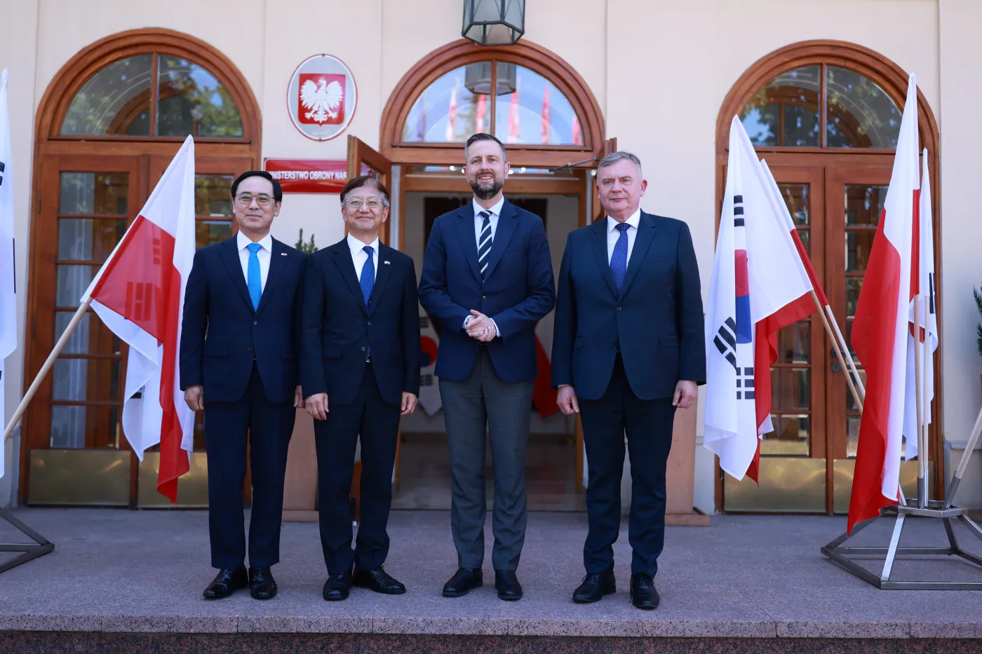 minister obrony narodowej Władysław Kosiniak-Kamysz oraz sekretarz stanu w MON Paweł Bejda z południowokoreańskimi przedstawicielami