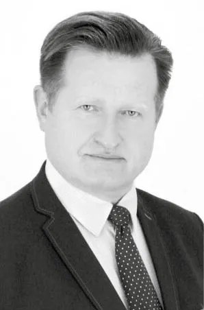 Marian Przeździecki, ambasador RP w Uzbekistanie w latach 2011–2015, przez trzy lata kierował dużą firmą w Ukrainie pozyskującą personel do pracy w Polsce, obecnie jest doradcą wicemarszałka Senatu Michała Kamińskiego