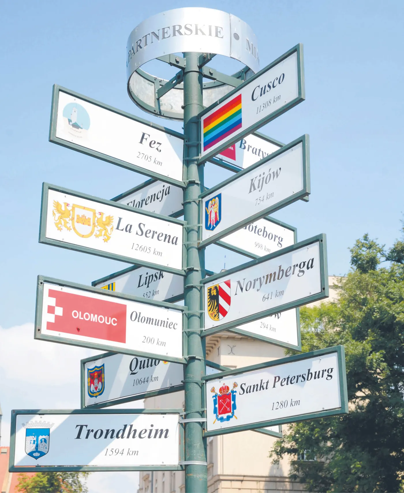 Piękniej jest tam, gdzie nas nie ma. Skąd się bierze polska tęsknota za Zachodem?