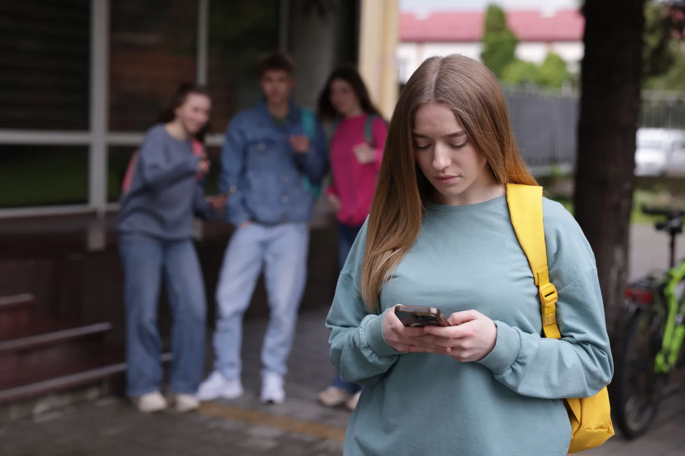 ZUS przyznaje 654 zł w 2025 roku. Dochód i wiek nie mają znaczenia. Złóż wniosek w listopadzie