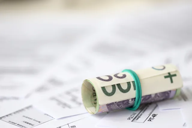 W lutym 2026 seniorzy będą mogli cieszyć się z dodatkowych pieniędzy. Jednak nie wszyscy je dostaną