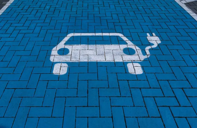 Używasz samochodu elektrycznego? Szykuj się na zapłatę podatku. MF potwierdziło w swojej odpowiedzi – płacić trzeba