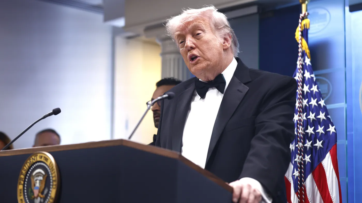 Prezydent USA Donald Trump rozmawia z dziennikarzami w sali briefingowej Białego Domu po tym, jak padły strzały na zewnątrz sali balowej hotelu Washington Hilton, gdzie odbywała się kolacja Stowarzyszenia Korespondentów Białego Domu w Waszyngtonie, 25 kwietnia 2026 r. Domniemany sprawca strzelaniny został zatrzymany.