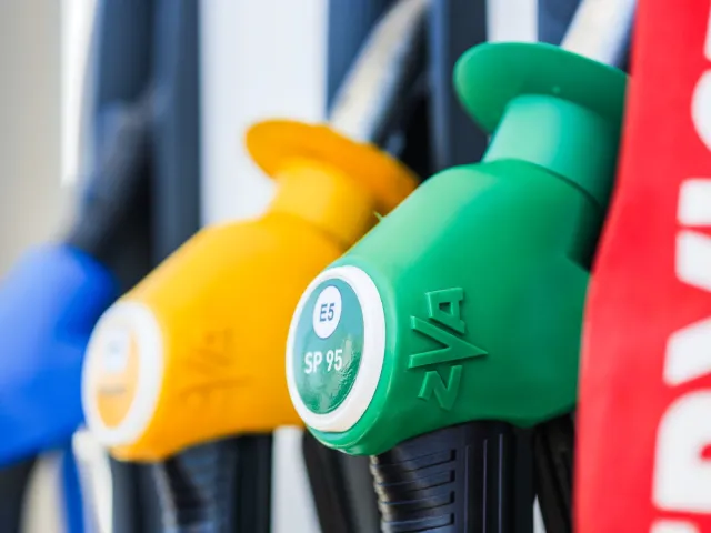 Tyle zapłacimy w czwartek na stacjach. Cena benzyny w górę