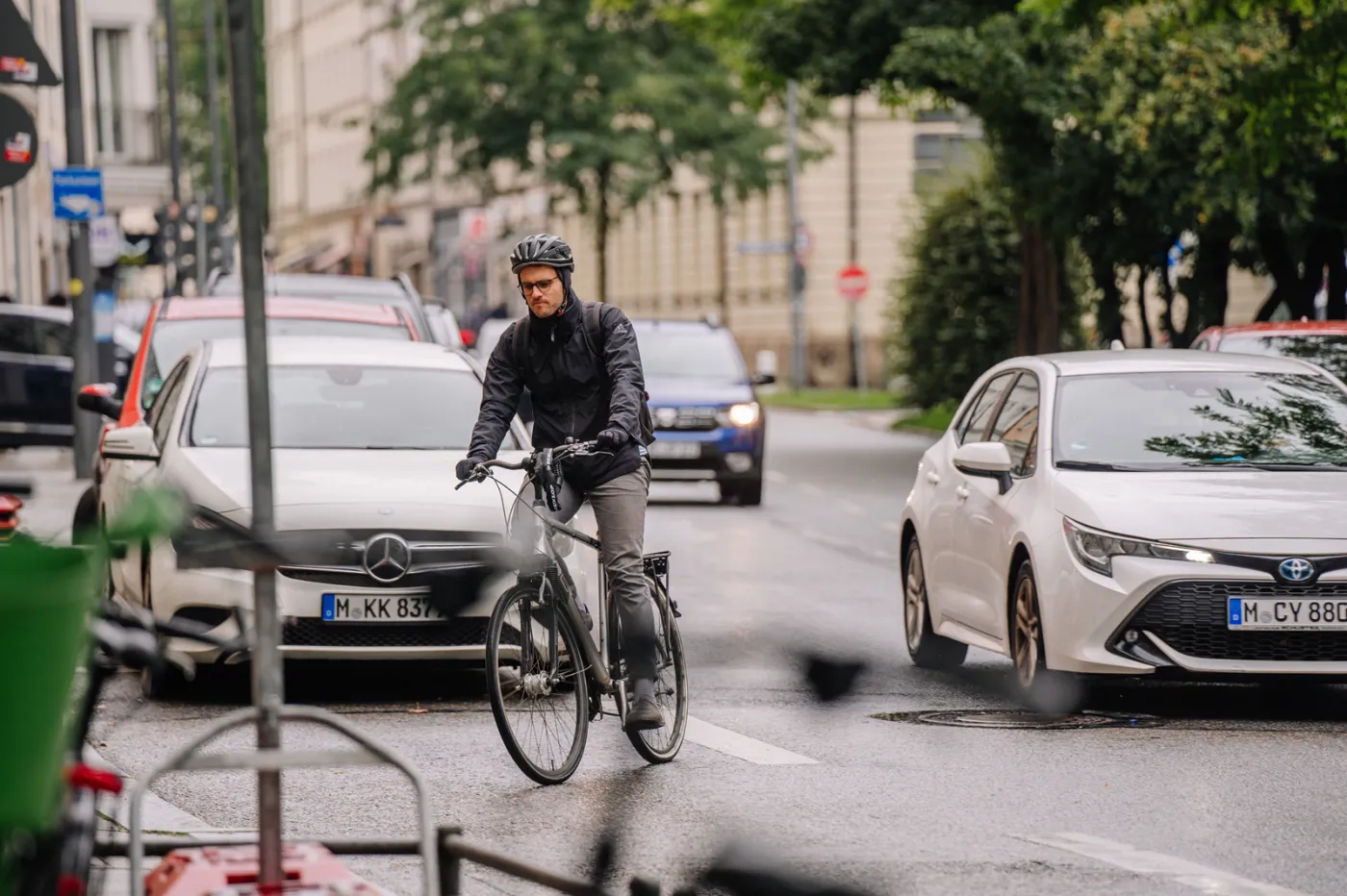 Długie godziny na dojazdy z domu to pracy oznaczają wysoki koszt dla pracownika. Dlaczego godzimy na to?