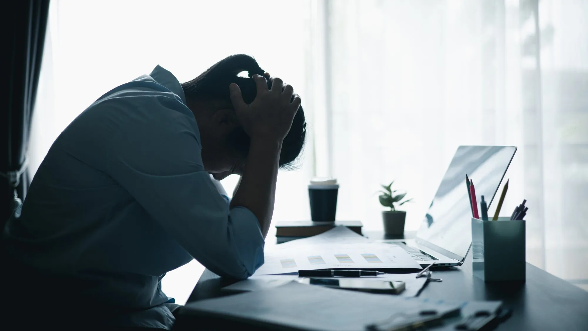 Samotność w Polsce w 2026. Jak samotność wpływa na pracę i zdrowie psychiczne Polaków? [Raport]