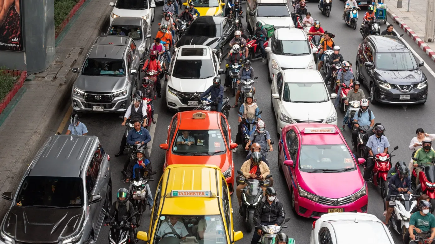 motocykle pomiędzy samochodami w korku