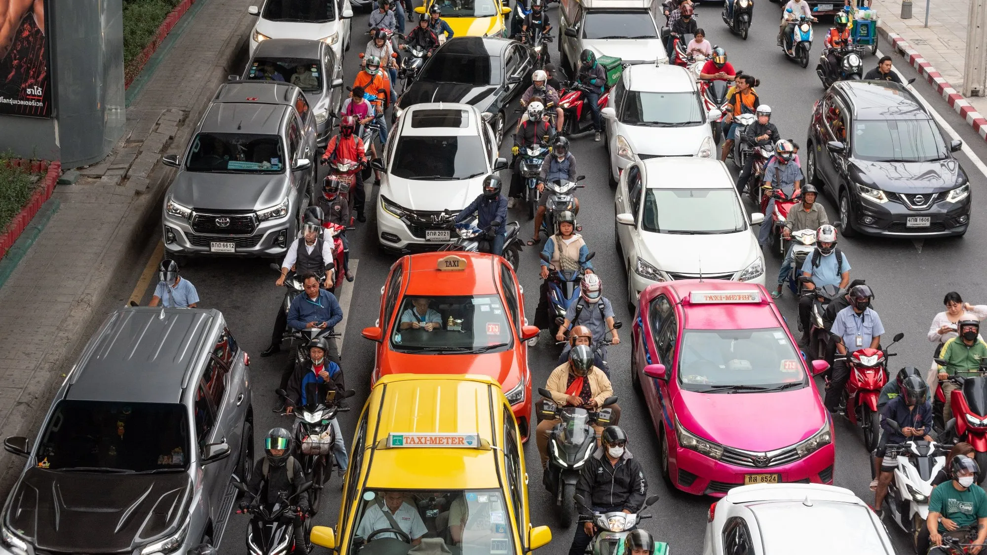 Motocykliści w korku – czy mogą się przeciskać między autami? Co mówią przepisy drogowe w 2026 roku?