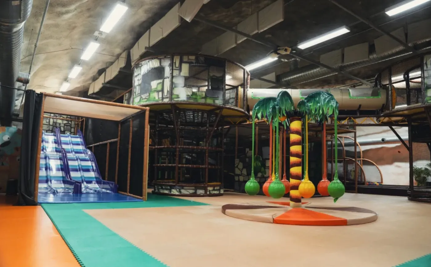W schronie urządzono kawiarnie, place zabaw dla dzieci, boiska i sale sportowe