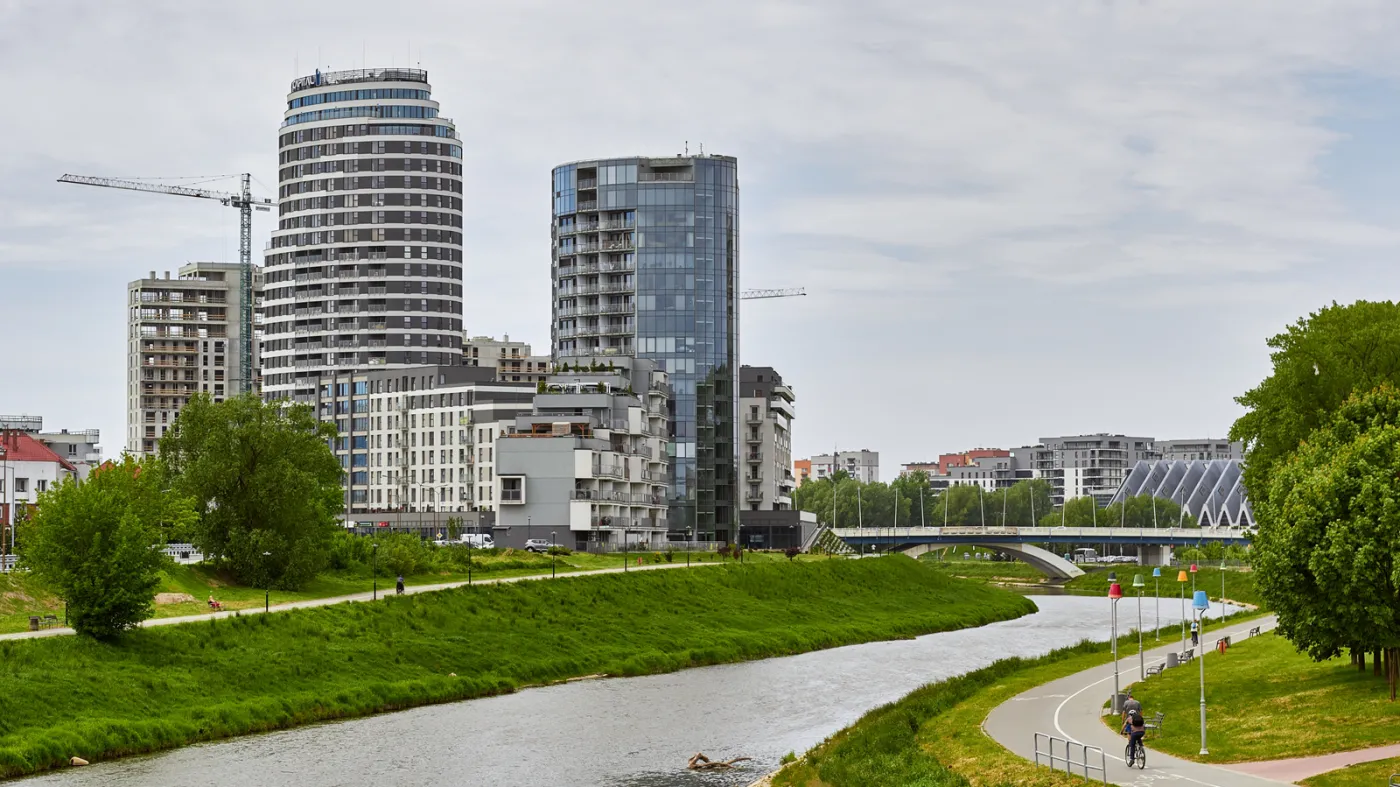 Inwestycje w mieszkania w średnich miastach jako ciekawa opcja. Szybki rozwój, dobre perspektywy rynku nieruchomości, relatywnie przystępne ceny. Rzeszów, Kielce, Lublin czy Białystok, to miasta, które mają dobre perspektywy.
