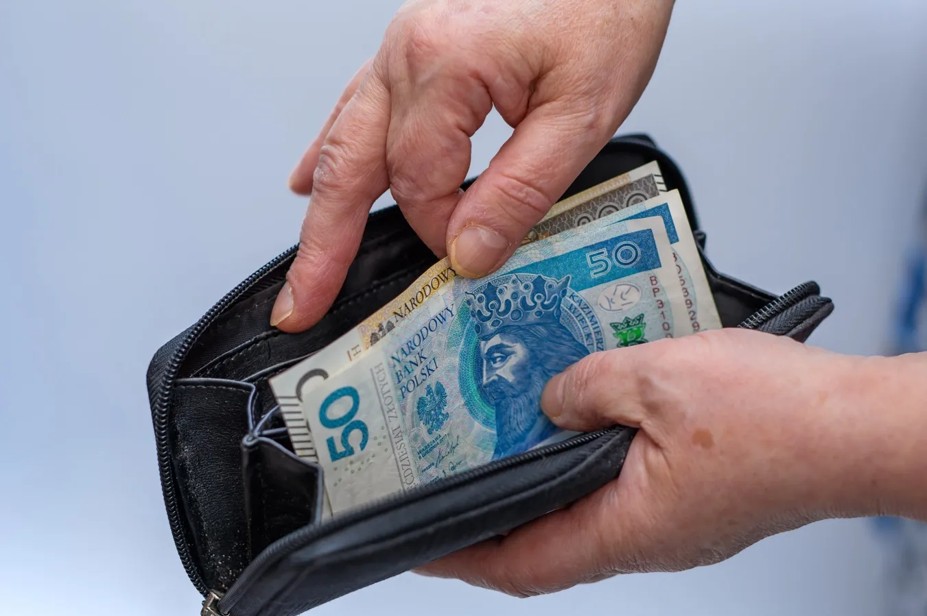 500 plus dla seniorów 65+. Jak wysoką emeryturę trzeba mieć, żeby otrzymać to świadczenie?