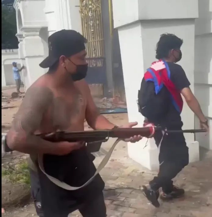 Część z protestujących przejęła broń