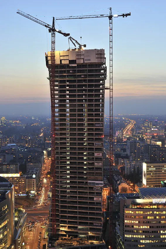 Apartamentowiec Złota 44 - rozpoczął się montaż trójszybowej fasady