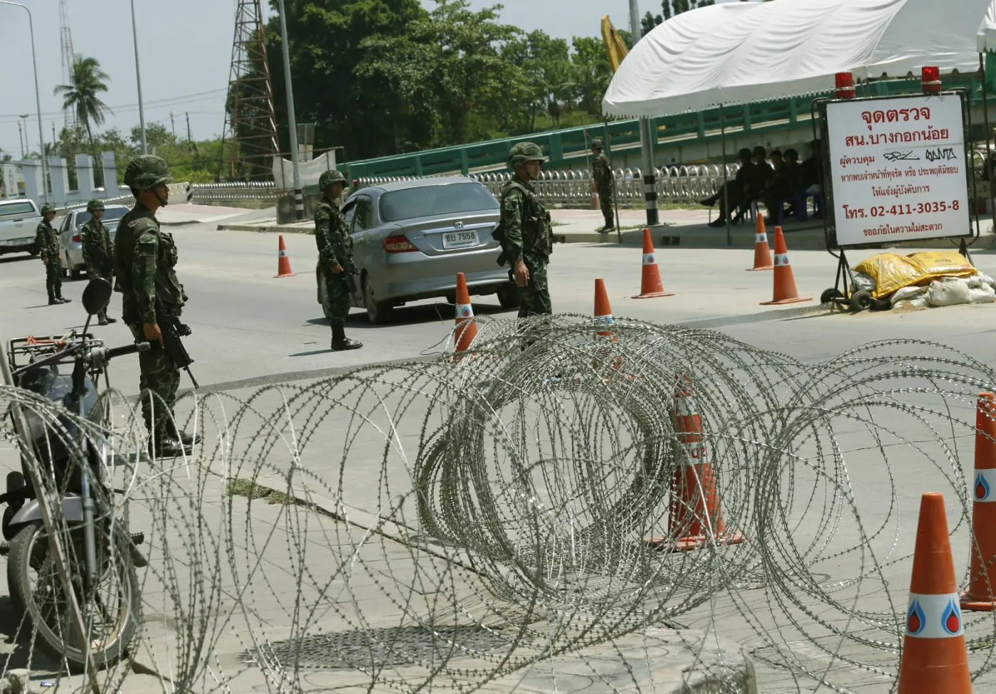 POsterunek wojskowy na przedmieściach stolicy Tajlandii Bangkoku, niedaleko protestującego ugrupowania Czerwonych Koszul, 22 maja 2014. Fot. EPA/NARONG SANGNAK