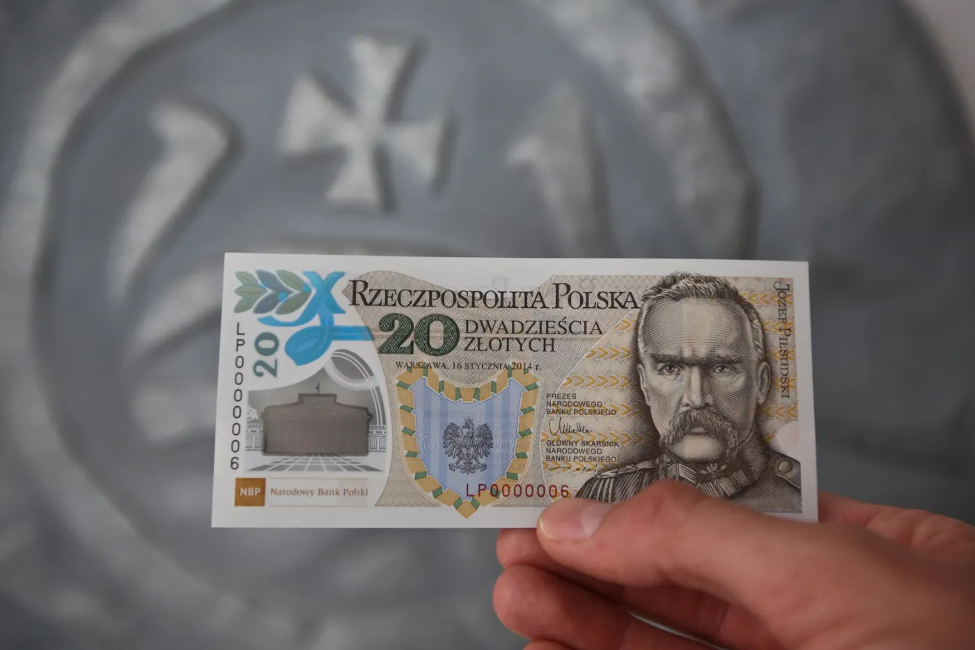 NBP wyemitował banknot z polimeru upamiętniający Legiony Polskie