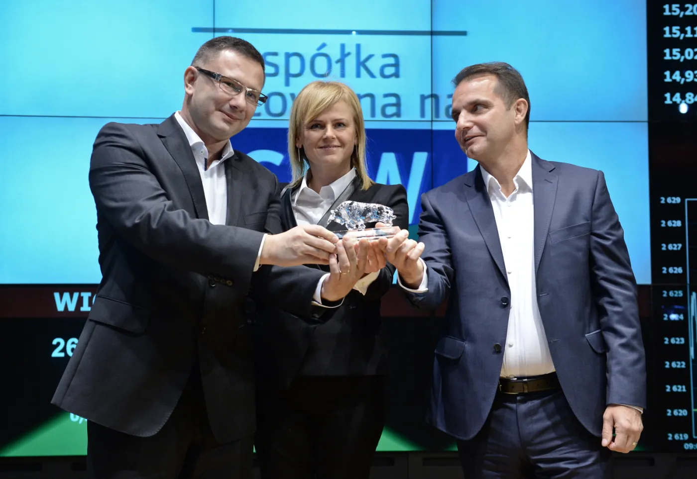 Główna projektantka CDRL SA Agnieszka Nowak (C), prezes zarządu CDRL SA Marek Dworczak (P) oraz wiceprezes zarządu CDRL SA Tomasz Przybyła (L), podczas debiutu spółki CDRL S.A. na Głównym Rynku Giełdy Papierów Wartościowych, 28 bm. w Warszawie. (zuz) PAP/Marcin Obara 