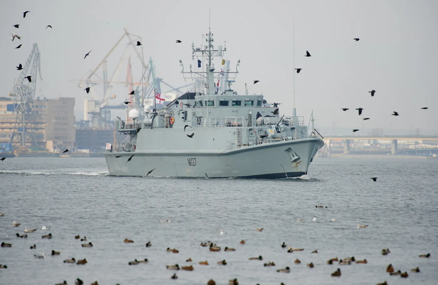 2089915-brytyjski-niszczyciel-min-hms-pembroke.jpg