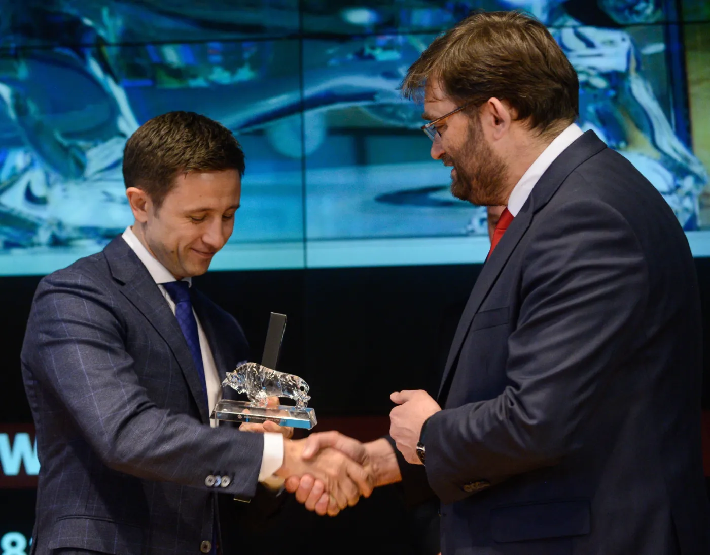  Prezes Idea Bank Jarosław Augustyniak (L) oraz prezesem Zarządu GPW Paweł Tamborski (P) podczas debiutu spółki Idea Bank S.A. na Głównym Rynku warszawskiej Giełdy Papierów Wartościowych, 16 bm. (jk/cat) PAP/Jakub Kamiński
