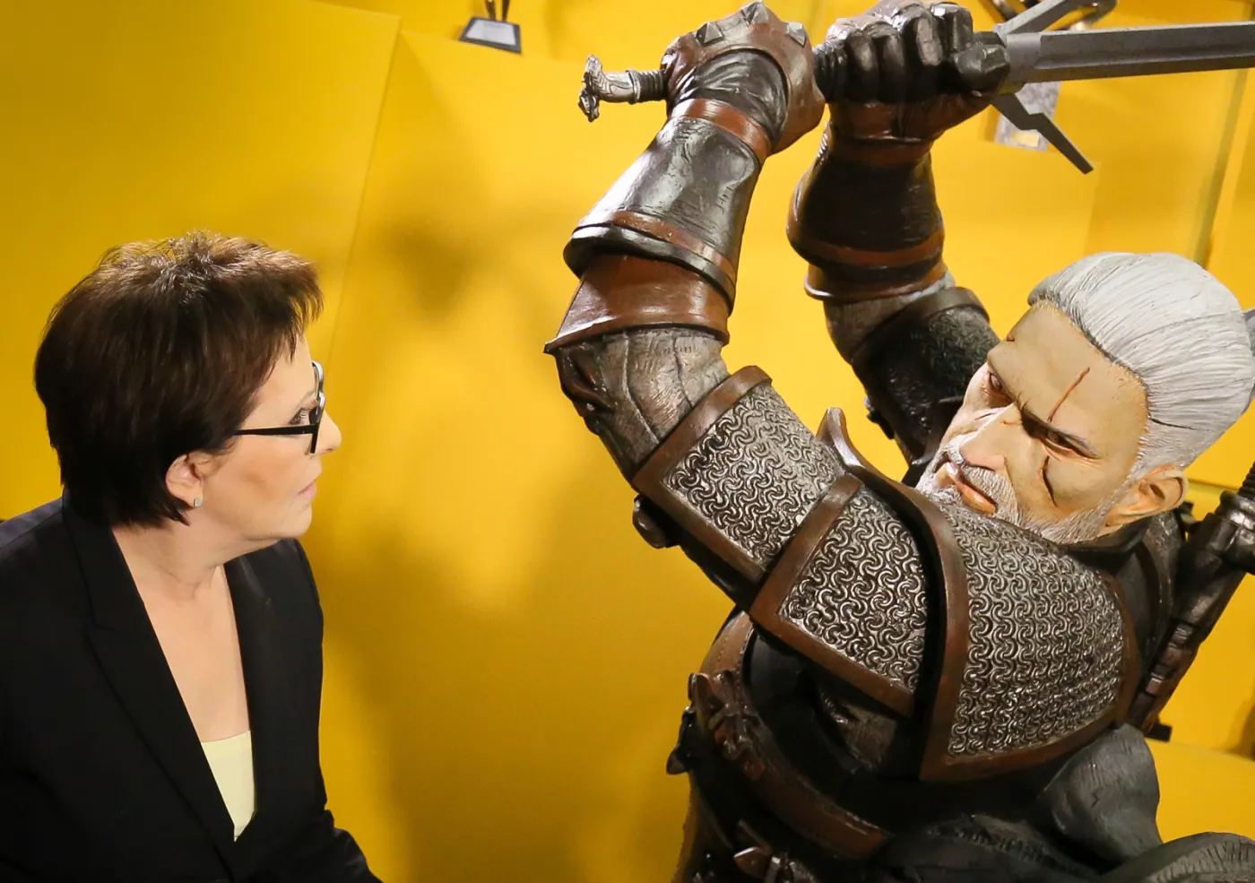 Premier Ewa Kopacz zwiedza warszawskie studio CD Projekt RED, podczas spotkania z producentami gry "Wiedźmin 3: Dziki Gon", 18 bm. Premiera jednej z najbardziej wyczekiwanych gier ostatnich lat będzie miała miejsce 19 bm. (mr) PAP/Paweł Supernak