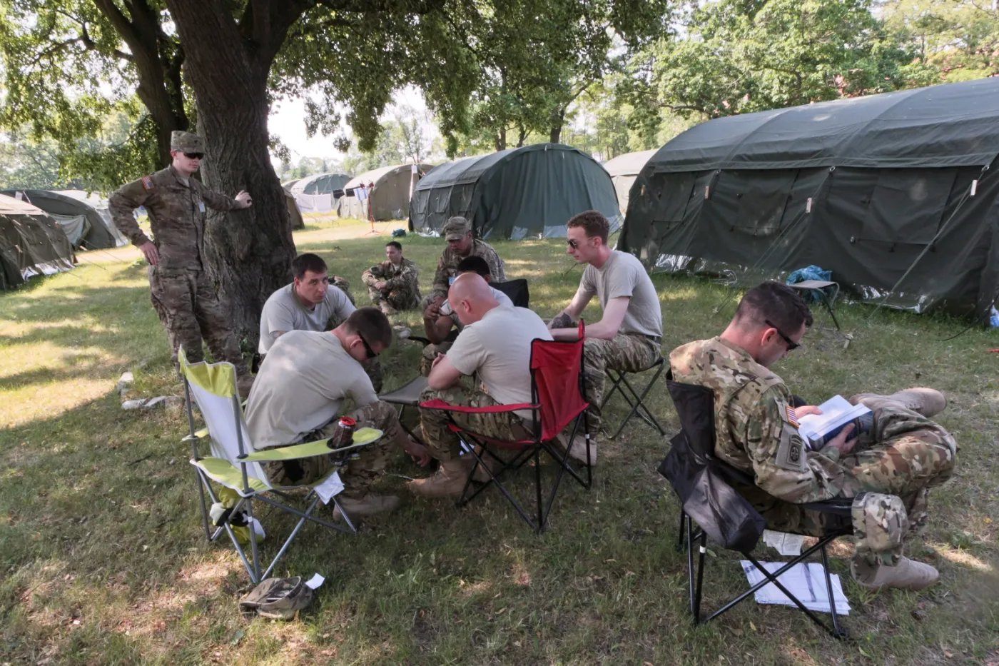 2213245-amerykanscy-zolnierze-nato-odpoczywaja.jpg