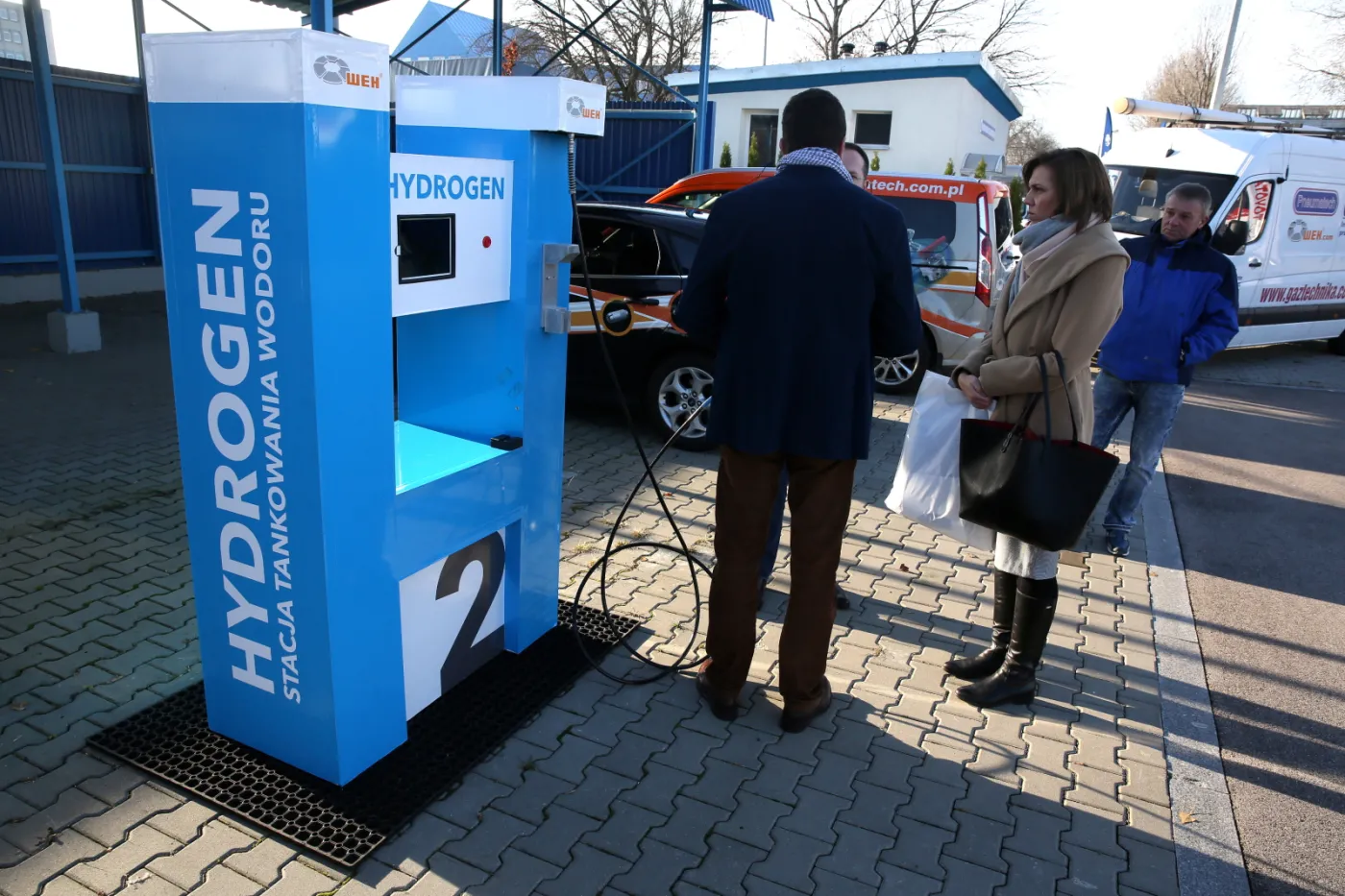 2382763-stacja-tankowania-wodoru-zaprezentowana.jpg