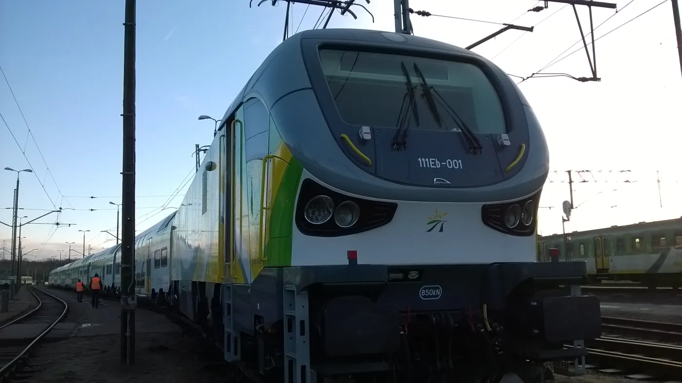 Pociąg piętrowy dla Kolei Mazowieckicj: lokomotywa Gama i wagony piętrowe