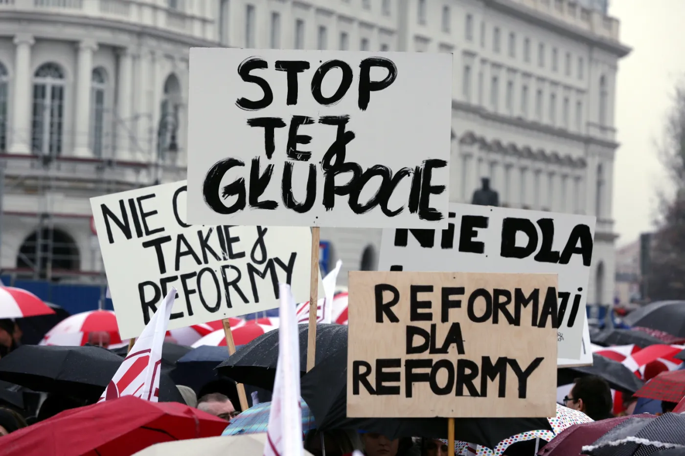 "Nie dla chaosu w szkole". 50 tys. osób protestuje przeciw reformie edukacji