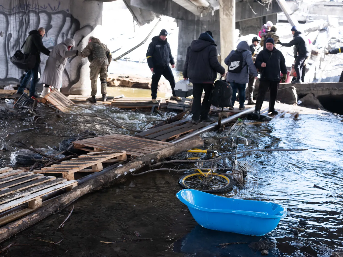 Rosjanie ostrzeliwali domy w Irpieniu fleszetkami. "Są wszędzie"