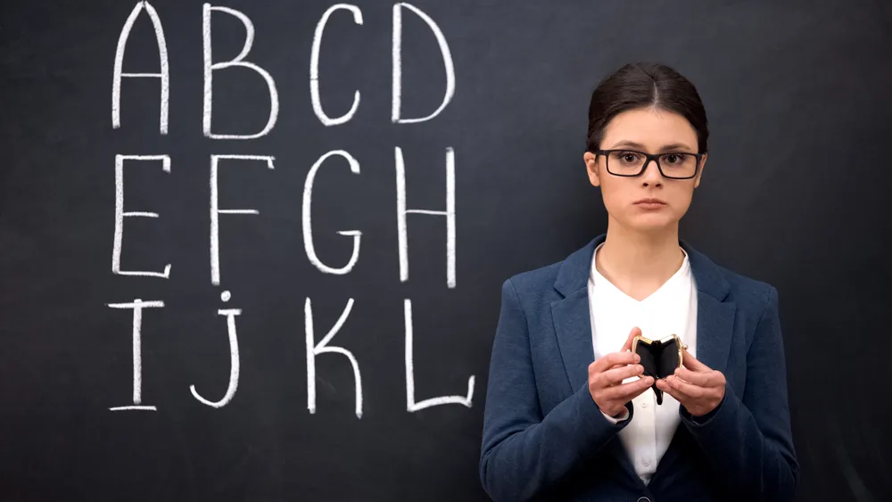 24 lata zatrudnienia, 20 lat nieobecności. Skąd pochodzi nauczycielka-rekordzistka?