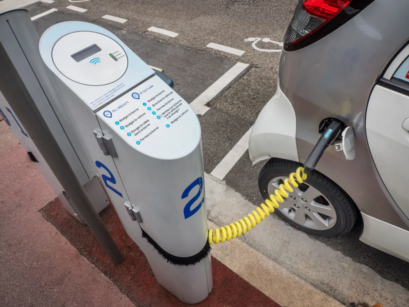 Resort klimatu przeznaczy 800 mln zł m.in. na punkty ładowania dla elektryków