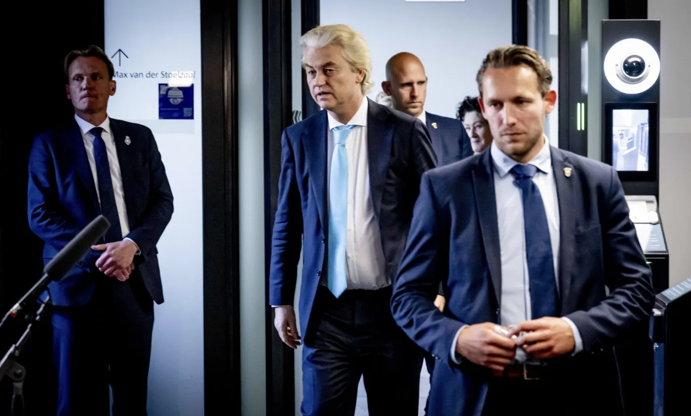 Geert Wilders (w jasnoniebieskim krawacie)