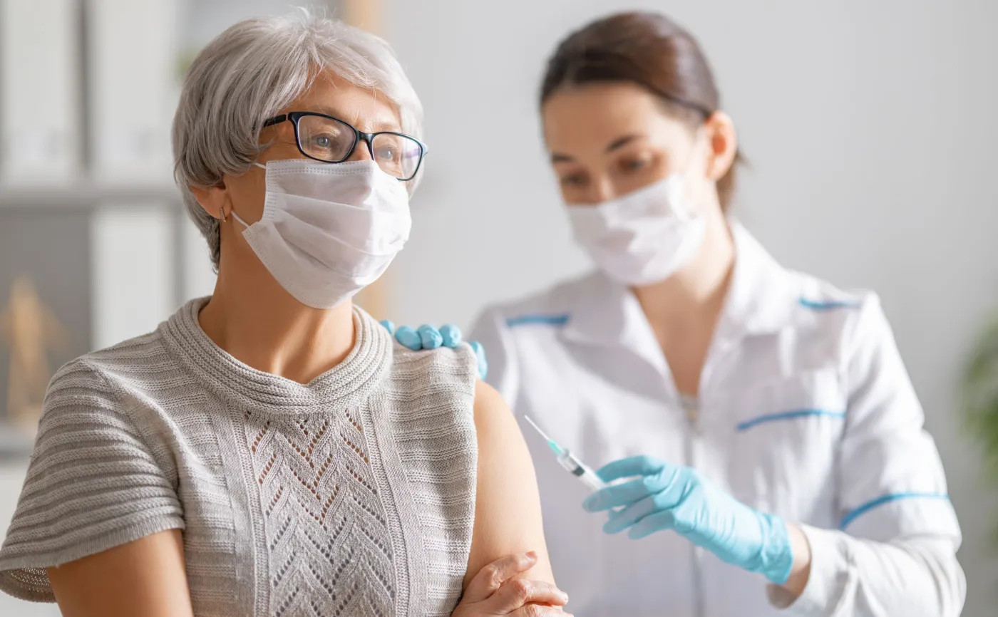 Dr Szułdrzyński: Mocniejsze luzowanie obostrzeń epidemicznych może dotyczyć tylko zaszczepionych