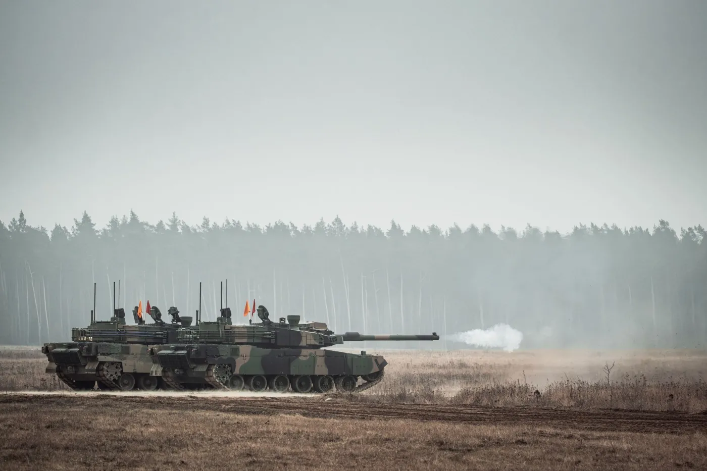 Czołgi K2 w trakcie szkolenia ogniowego.