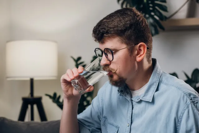 Taka woda działa jak trucizna. Polacy nie mają o tym pojęcia i piją ją hektolitrami