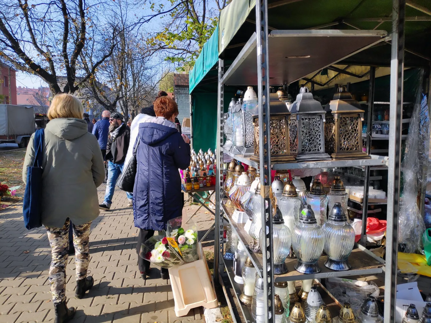 Ile kosztują znicze przed Wszystkimi Świętymi? Ile trzeba wydać? Czy jest drożej niż rok temu? Oto ceny zniczy w 2025 roku