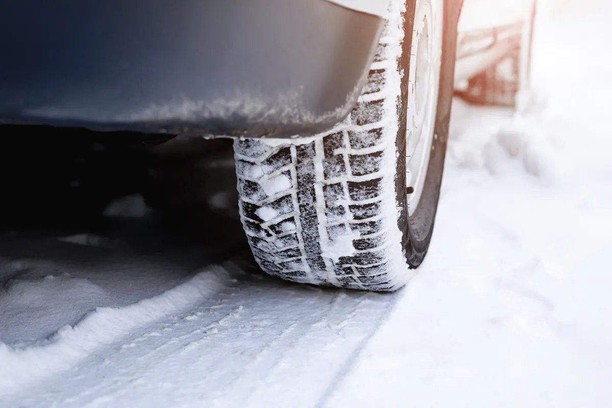 Zakaz jazdy na oponach letnich zimą? Polacy mają bardzo jasne zdanie [SONDAŻ]