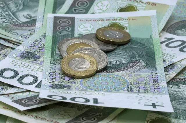 5015 zł czy 4700 zł? Trwa spór o płacę minimalną 2026. Oto prognozy i możliwe scenariusze