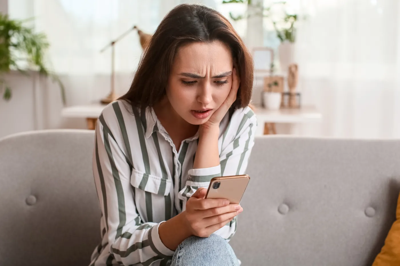 Kobieta z telefonem smartfonem na sofie